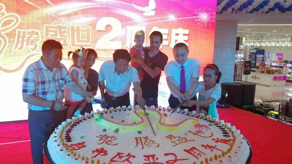 與顧客分享二周年店慶蛋糕、李俊攝.jpg